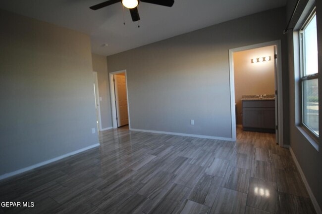 Building Photo - 517 Val Verde St