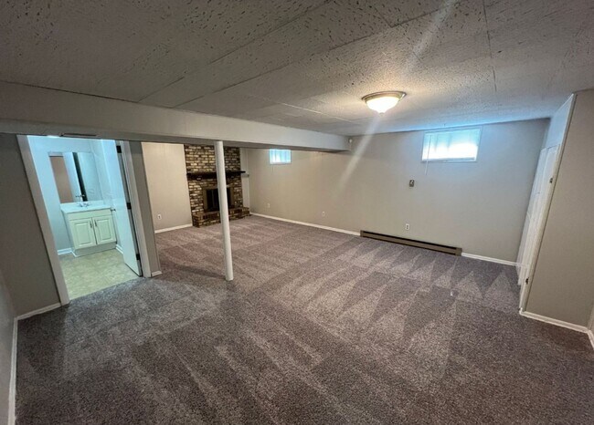 Building Photo - Spacious 3 Bedroom Home with Bonus Basement Space!