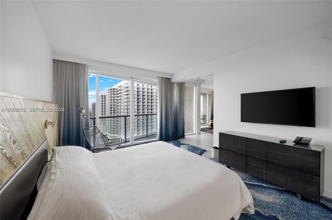 Building Photo - 3101 Bayshore Dr