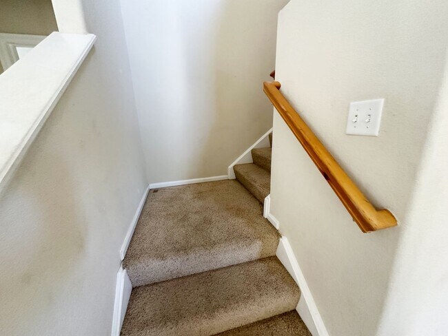 Building Photo - Bright, Spacious 2-Bedroom Home in Aurora ...