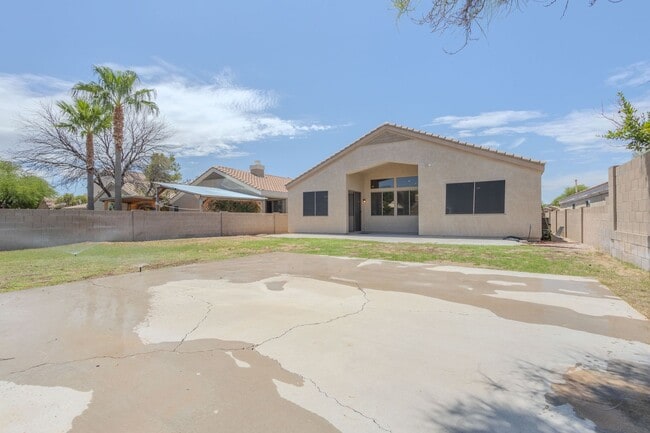 Building Photo - 3 Bedrooms 2 Bathrooms