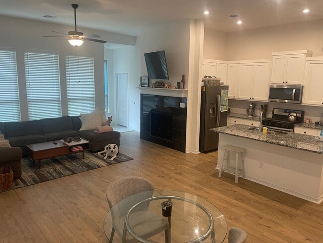 Building Photo - Gorgeous 3 Bed 2 Bath Home in La Cima with Fenced Yard!