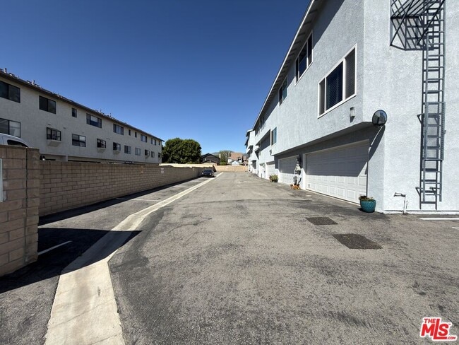 Building Photo - 9915 Variel Ave