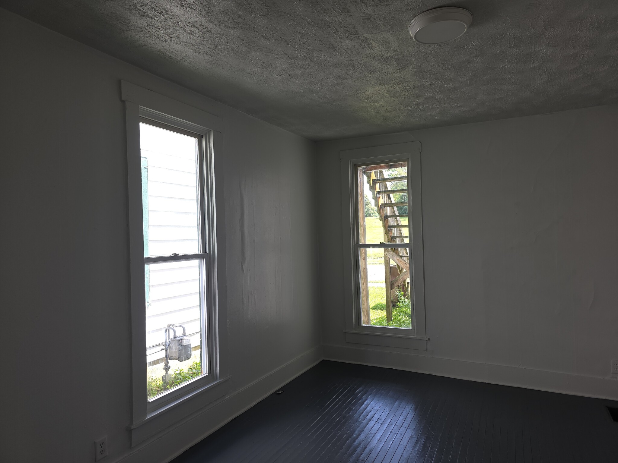 Bedroom - 211 S Western Ave