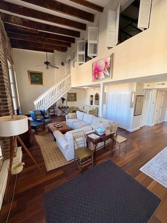 Building Photo - Historic Downtown Fully Furnished 2 Bedroom Condo