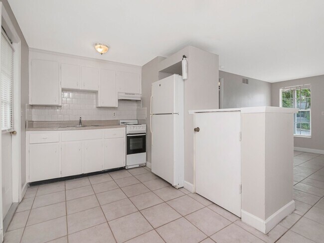 Building Photo - Move-In Ready 1BR/1BA Duplex in Brandon, FL — $1,295/Month, Across from Brandon Mall