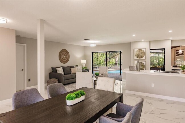 Building Photo - 904 S Doral Ln