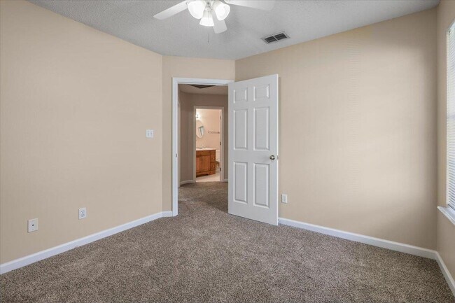 Building Photo - 135 Ivernia Loop