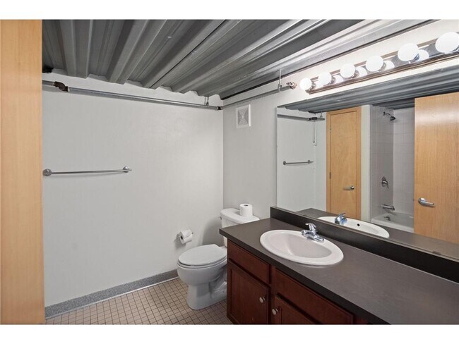 Building Photo - 521 S 7th St