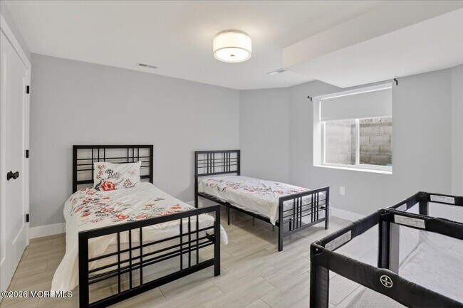 Building Photo - 475 Monmouth Pl