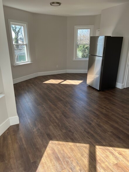 Eat-in Kitchen - 102 W 30th St