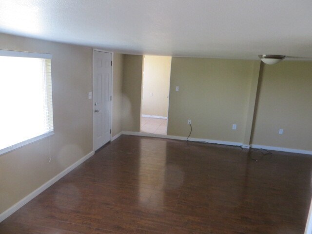 Building Photo - Country Home, 4BR+ Den/2BA, Blt 1960’s - L...