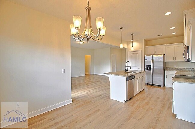 Building Photo - 302 Mcclelland Lp NE