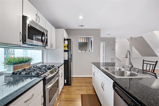 Building Photo - 2605 Calumet St