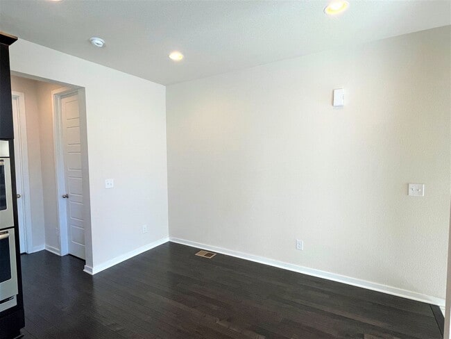 Building Photo - Modern 3 Bedroom/3 Full Bath Home With a R...