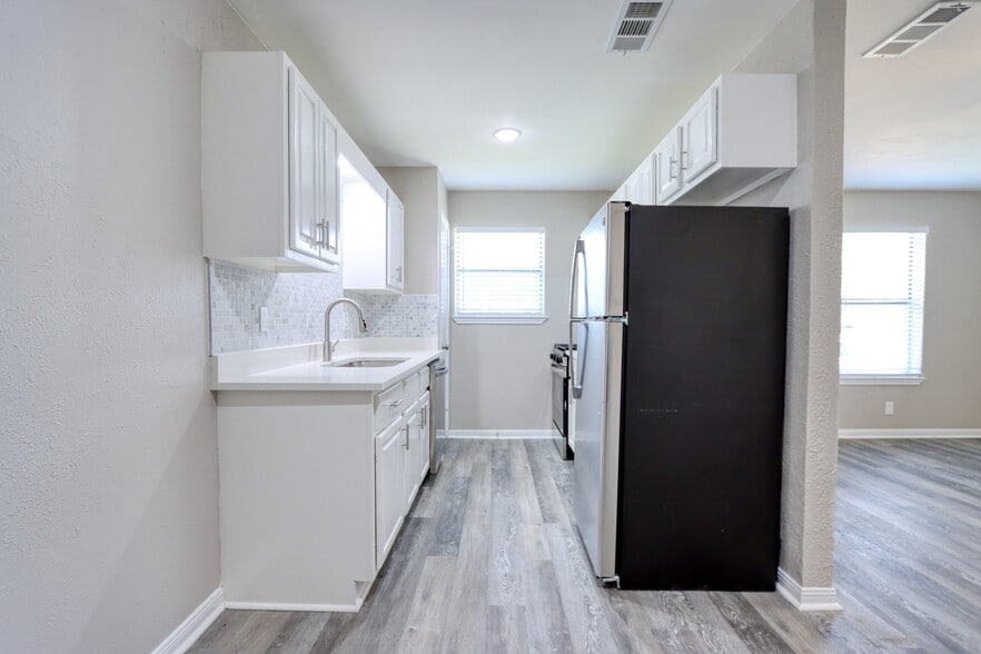 Building Photo - 2105 Interurban Blvd