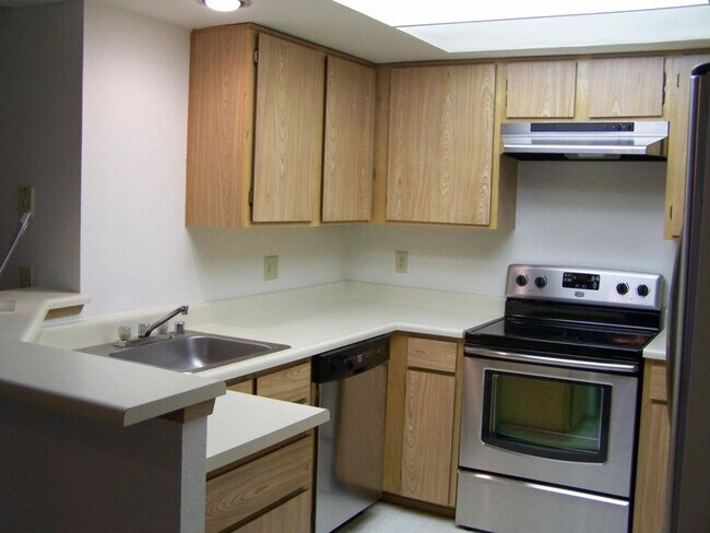Building Photo - 2 Bed / 2 Bath Downtown Bellevue condo $3,395/month