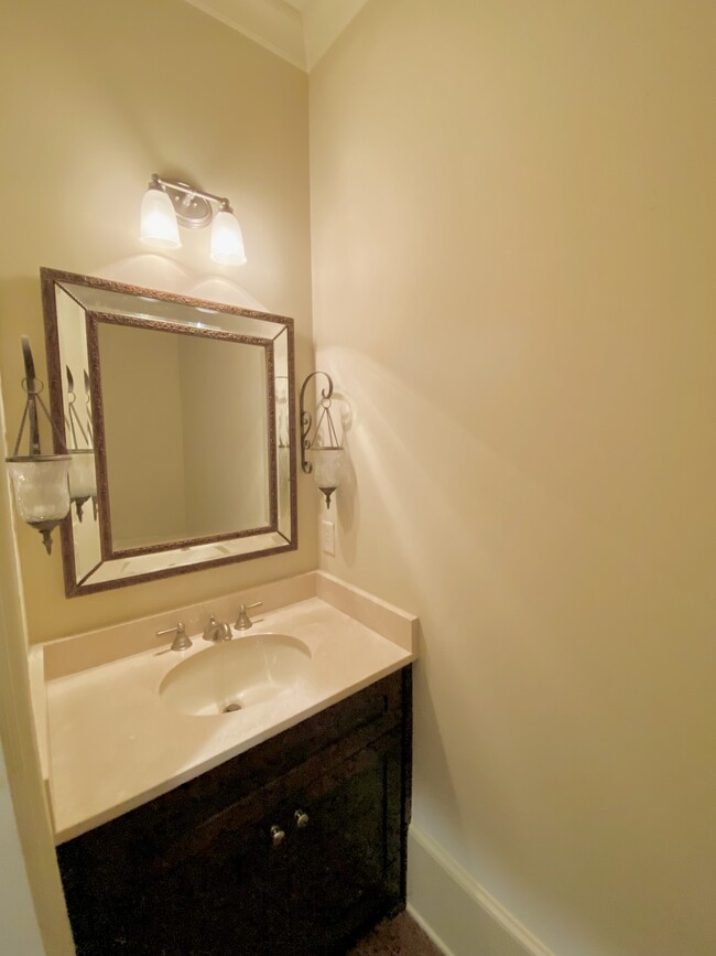 Building Photo - 975 N Ormewood Park Dr SE