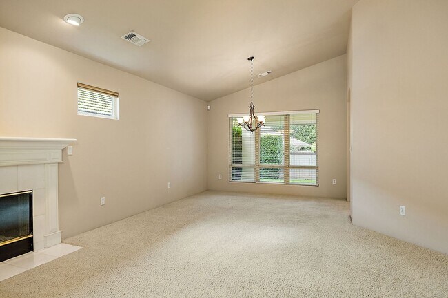 Building Photo - Alder Creek Estates Home available**Gated Community**Minutes from Rogue Regional Medical Center o...