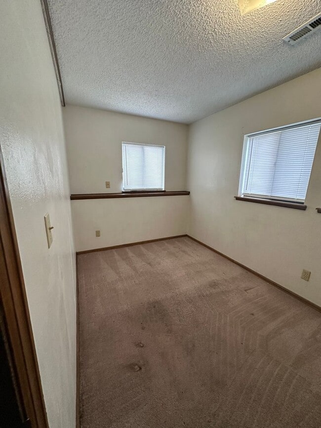 Building Photo - Lovely 4 bedroom house avail now