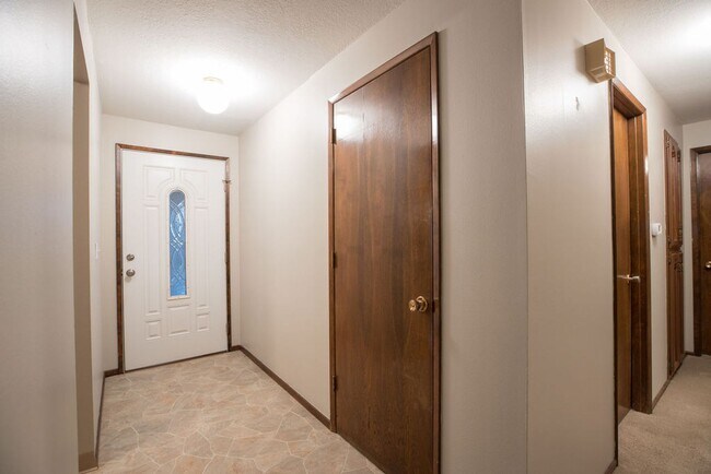 Building Photo - Immaculately maintained 3-bdr/1.5-bath ran...