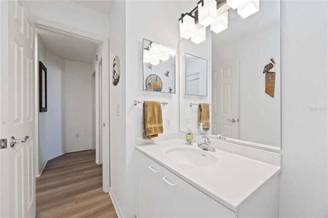 Building Photo - 3607 E Bay Dr