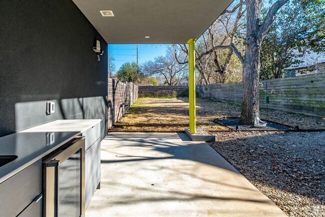 Building Photo - 3305 Garden Villa Ln