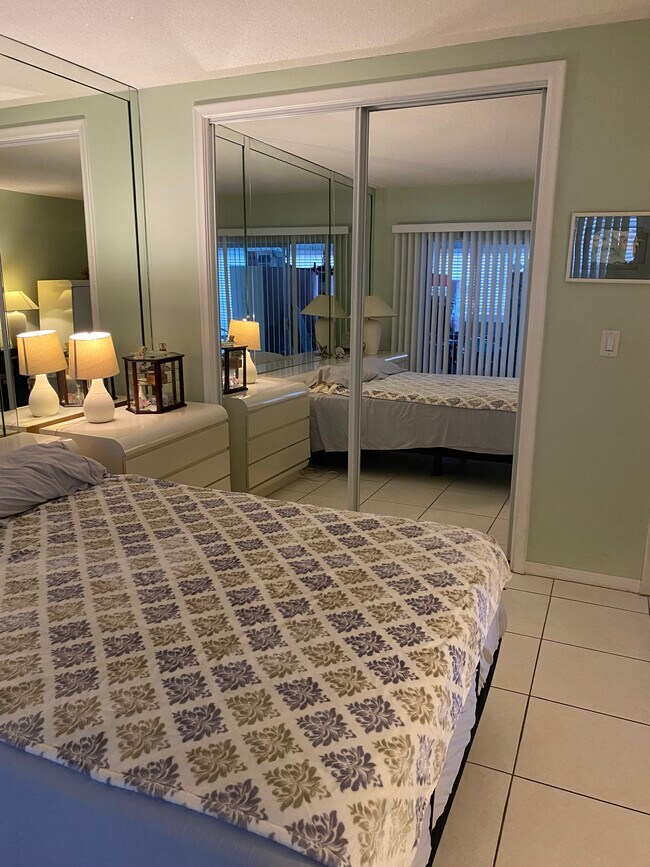 Building Photo - 2121 NE 42nd Ct