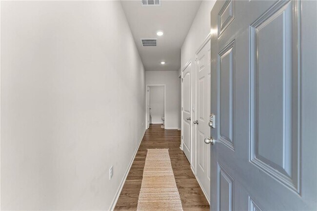 Building Photo - 300 Stoneybrook Dr
