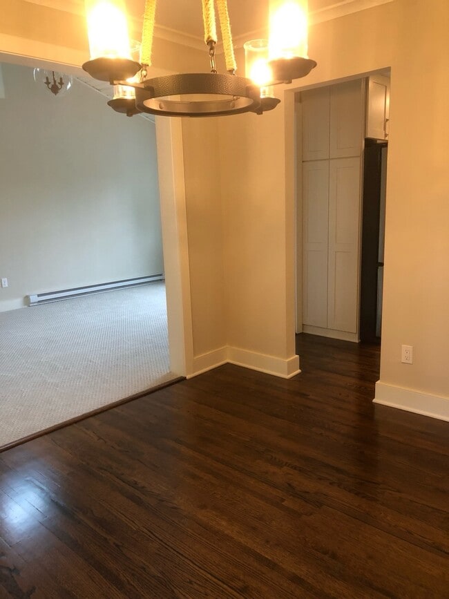 Building Photo - 615 Rice St E