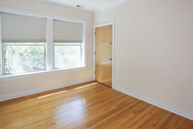 Building Photo - 1208 W Waveland Ave