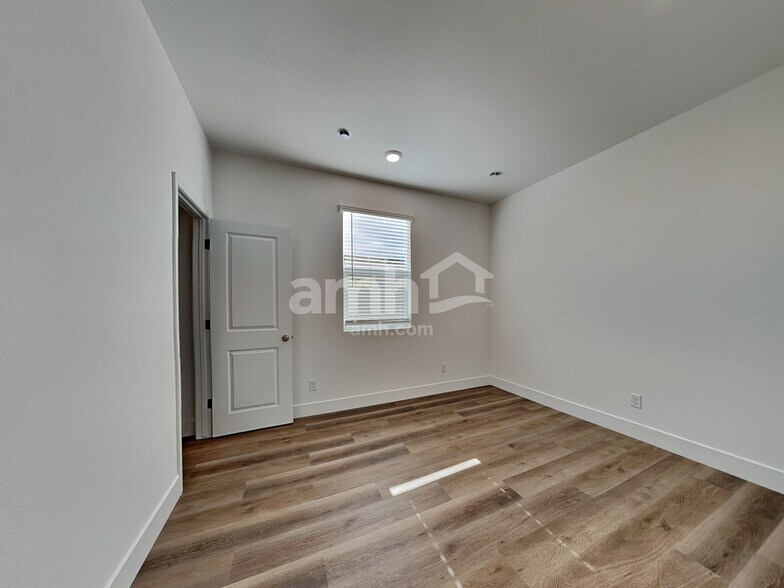 Building Photo - 9141 Fiesta Impatiens Ct