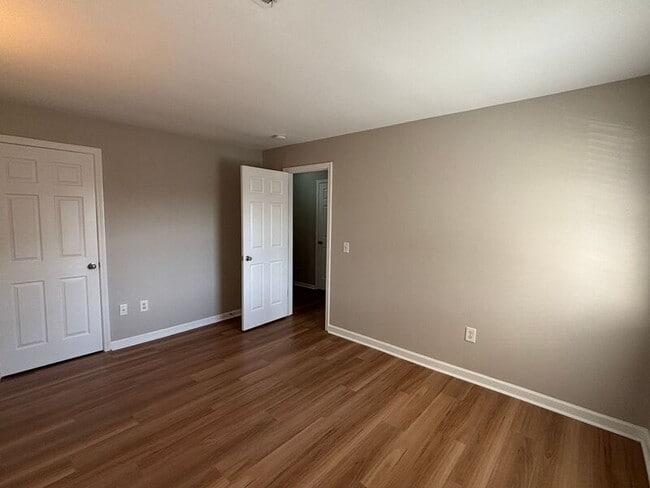 Building Photo - 415 Parkdale Dr