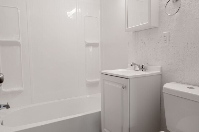 Building Photo - Looking for a 3-Bedroom townhome in Midlan...