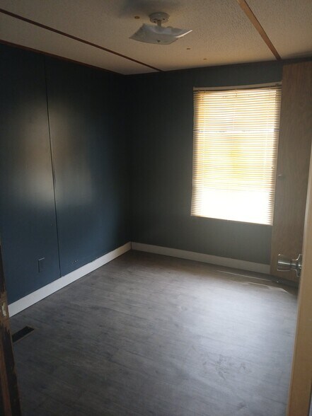 Building Photo - 300 Country Springs Dr