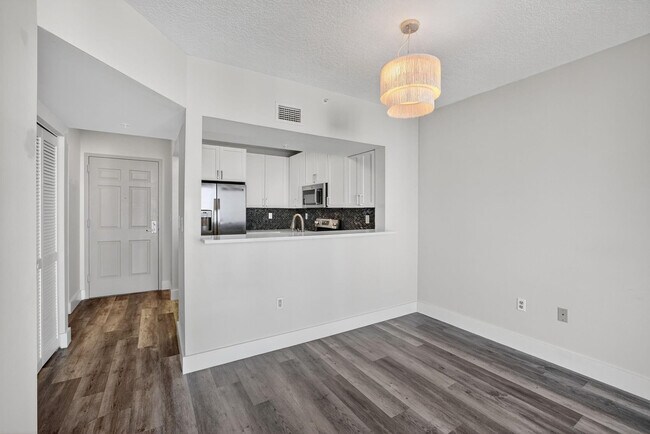 Building Photo - 3020 NE 32nd Ave