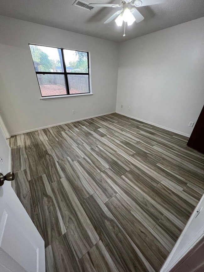 Building Photo - 3 Bed 2 Bath House with 2 Car Garage.