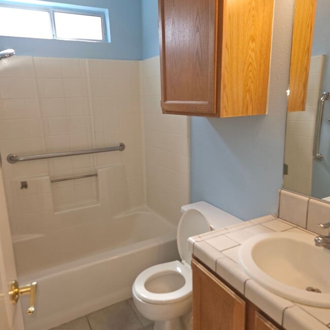 Building Photo - Spacious Open Floor Plan Close to Schools ...