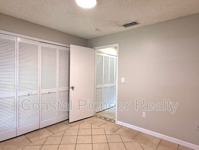 Building Photo - 1412 High Knoll Dr