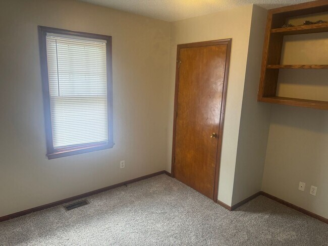 Building Photo - 5-Bedroom, 2-Bath Rental Home in Urbandale...