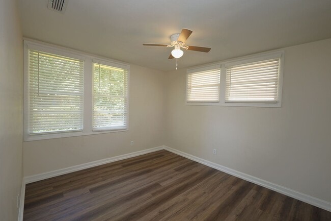 Building Photo - 902 Ridgewood Dr