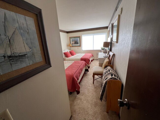 Building Photo - Large furnished 4 bedroom home with 2 car ...