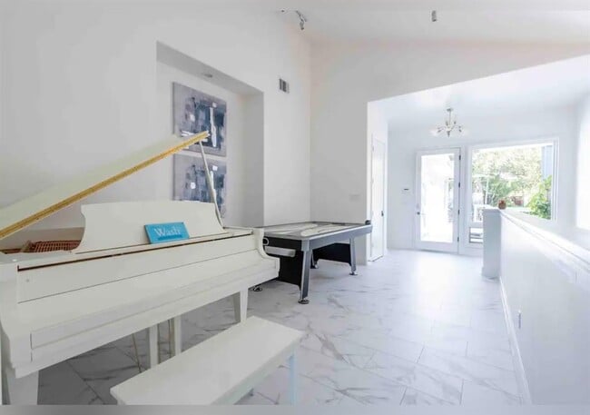 Building Photo - 5924 Lookout Mountain Dr