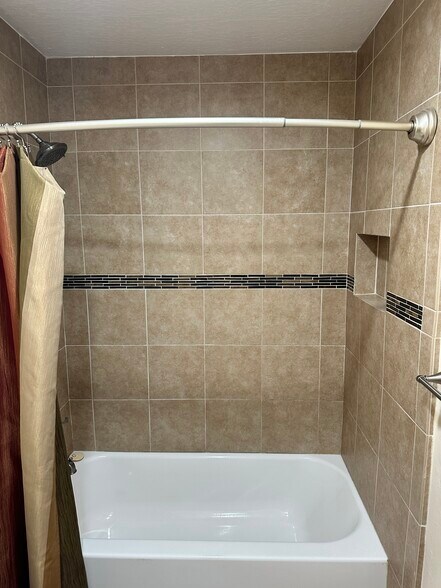 Bathroom 2 shower - 4864 Chablis Ct