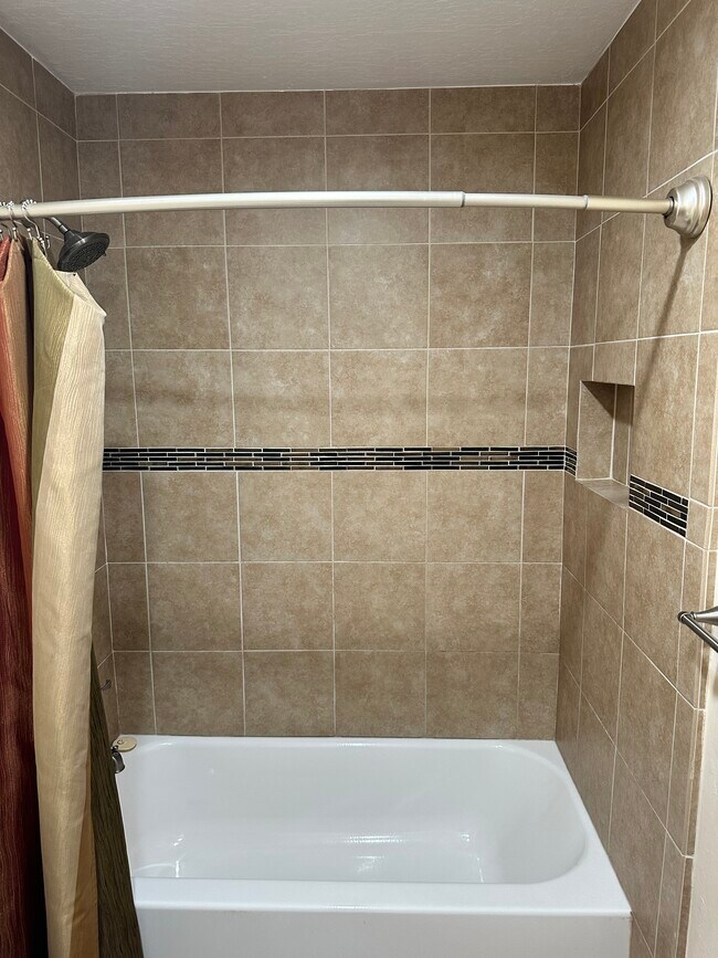 Bathroom 2 shower - 4864 Chablis Ct