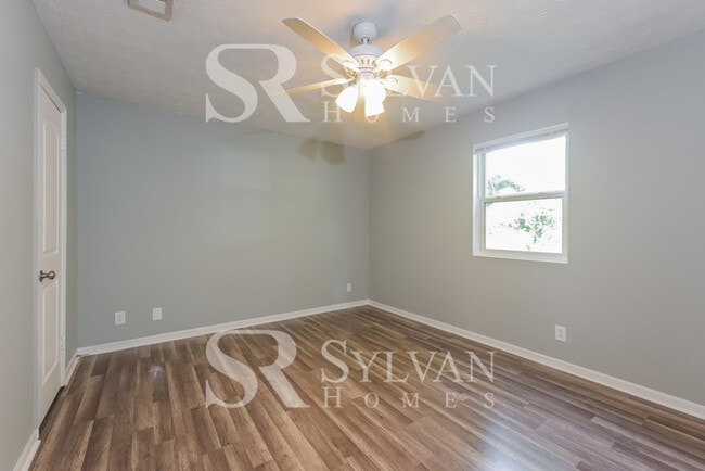 Building Photo - Don't miss out on this charming 3 BR 2 BA, home!