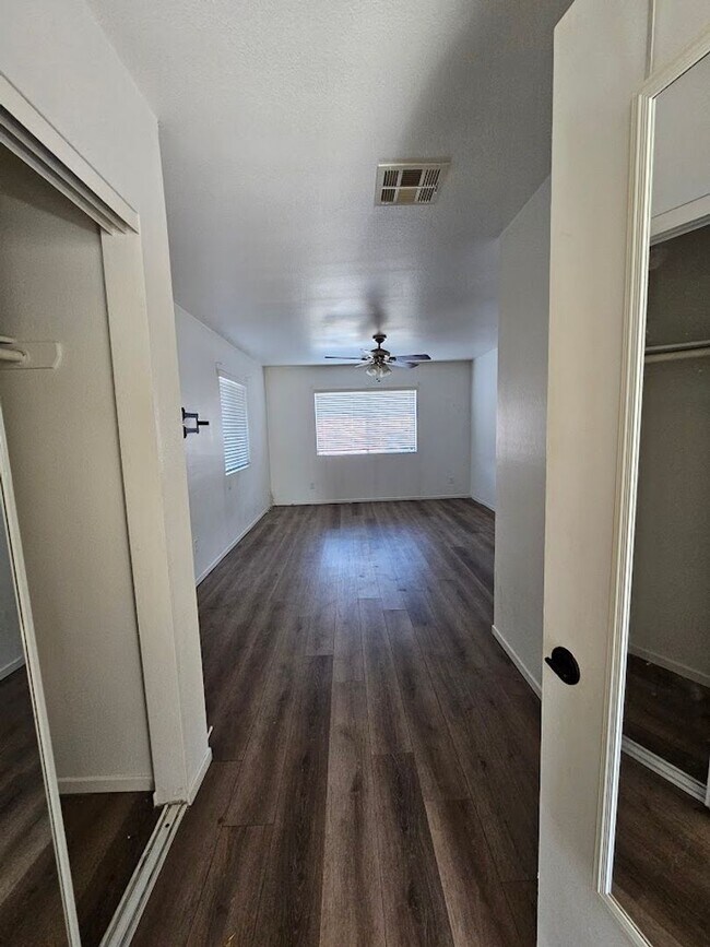 Building Photo - Charming Home in Central Las Vegas