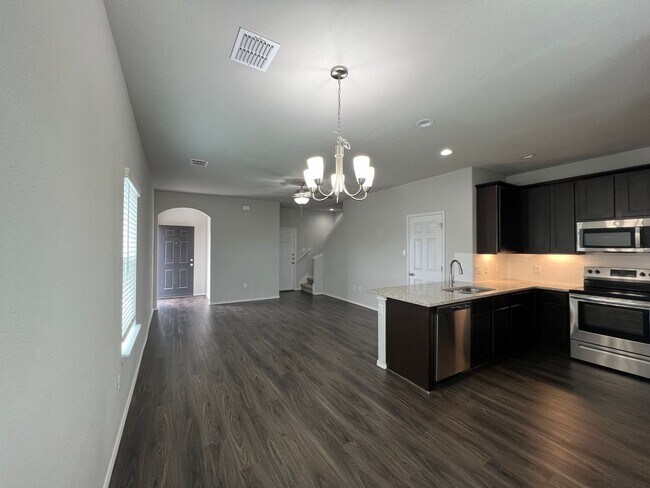 Building Photo - Luxury 3/2 Townhouse in Seguin, Texas