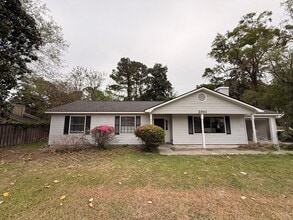 Building Photo - Three Bedroom Beautiful Home Available