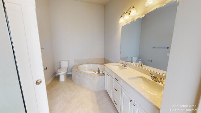 Building Photo - 2877 Rayfield Ave